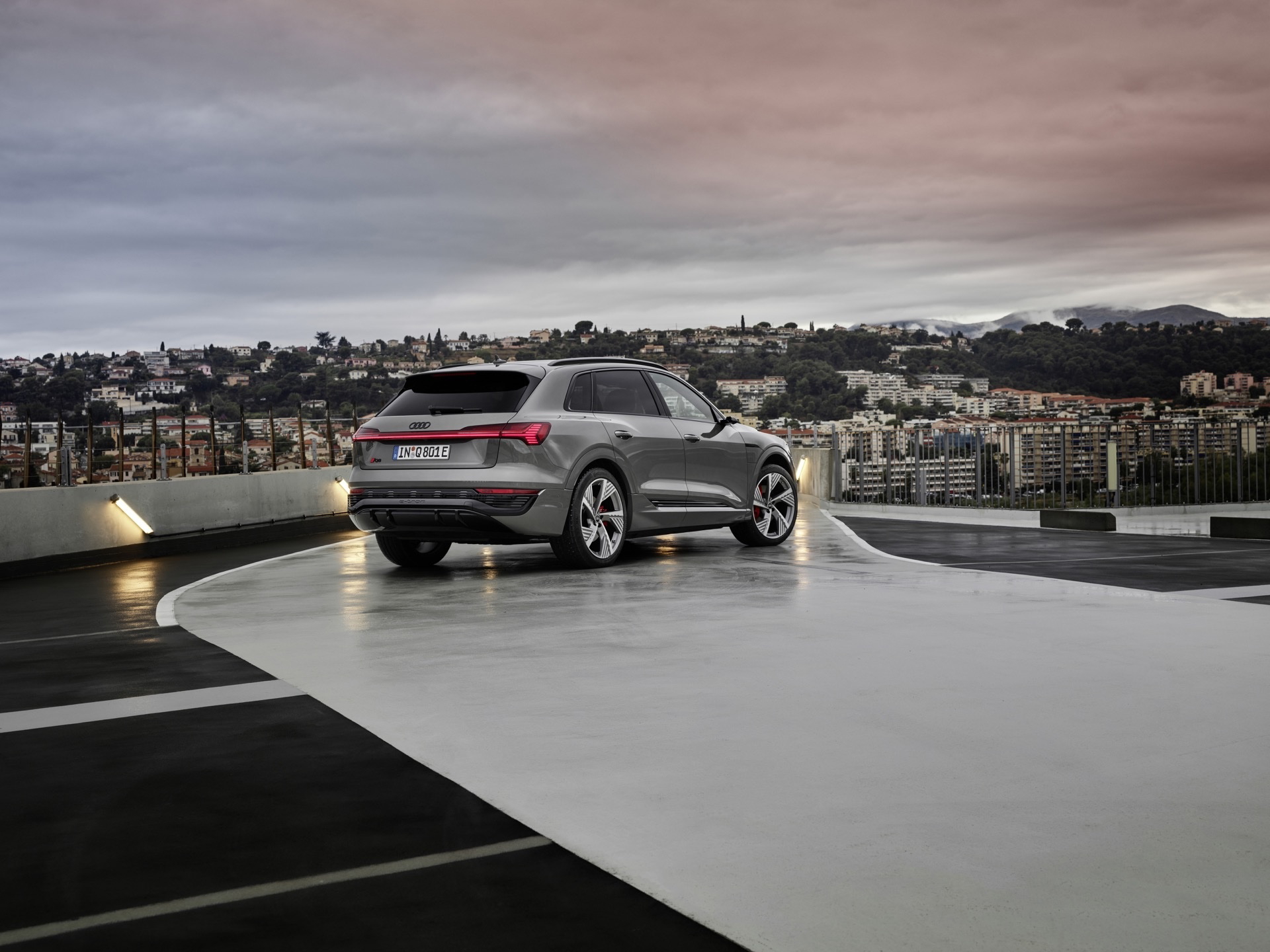 Vista lateral del Audi Q8 e-tron destacando su línea aerodinámica.