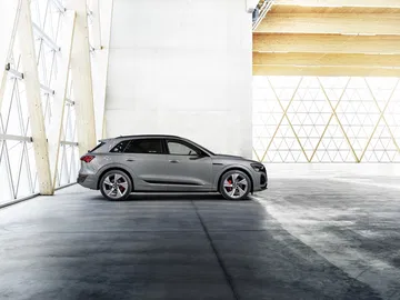 Vista lateral del Audi Q8 e-tron mostrando su diseño aerodinámico.