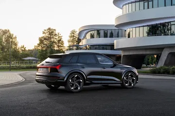Vista trasera y lateral del Audi Q8 e-tron mostrando su diseño elegante y deportivo.