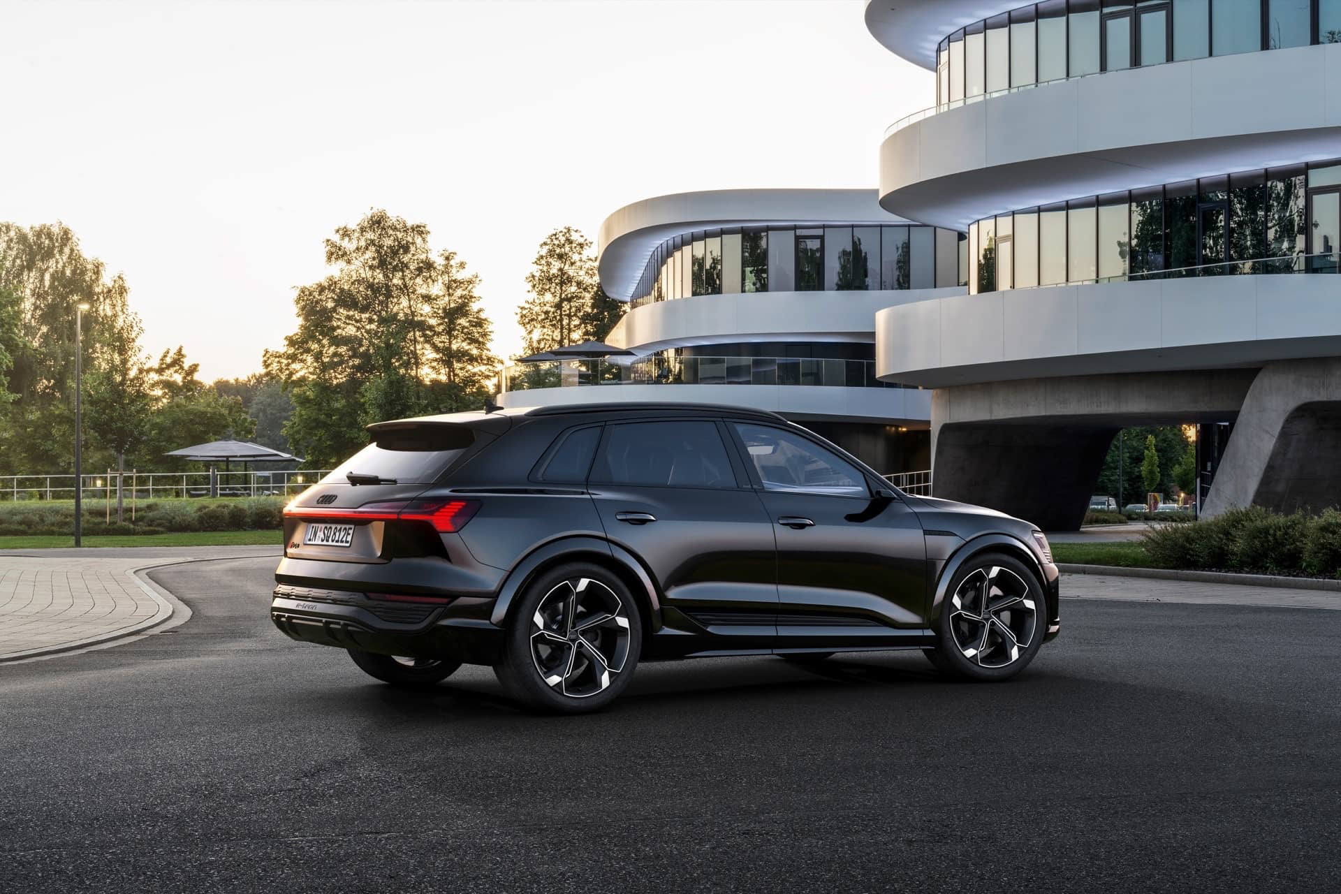 Vista trasera y lateral del Audi Q8 e-tron mostrando su diseño elegante y deportivo.