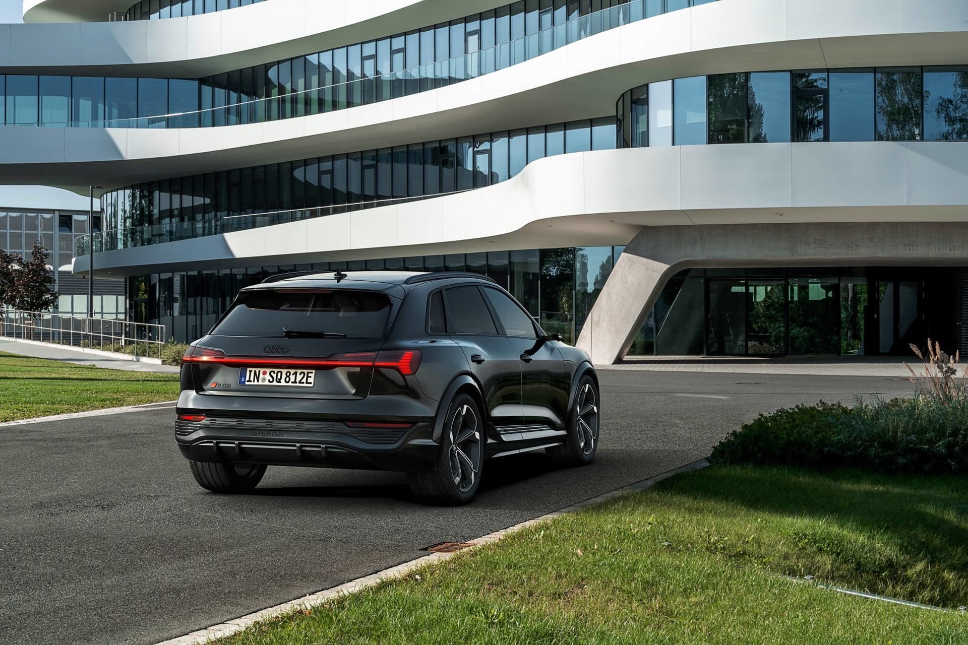 Vista trasera y lateral del Audi Q8 e-tron destacando su diseño moderno.