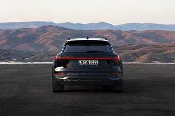 Vista trasera del Audi Q8 e-tron destacando su diseño y luces LED.