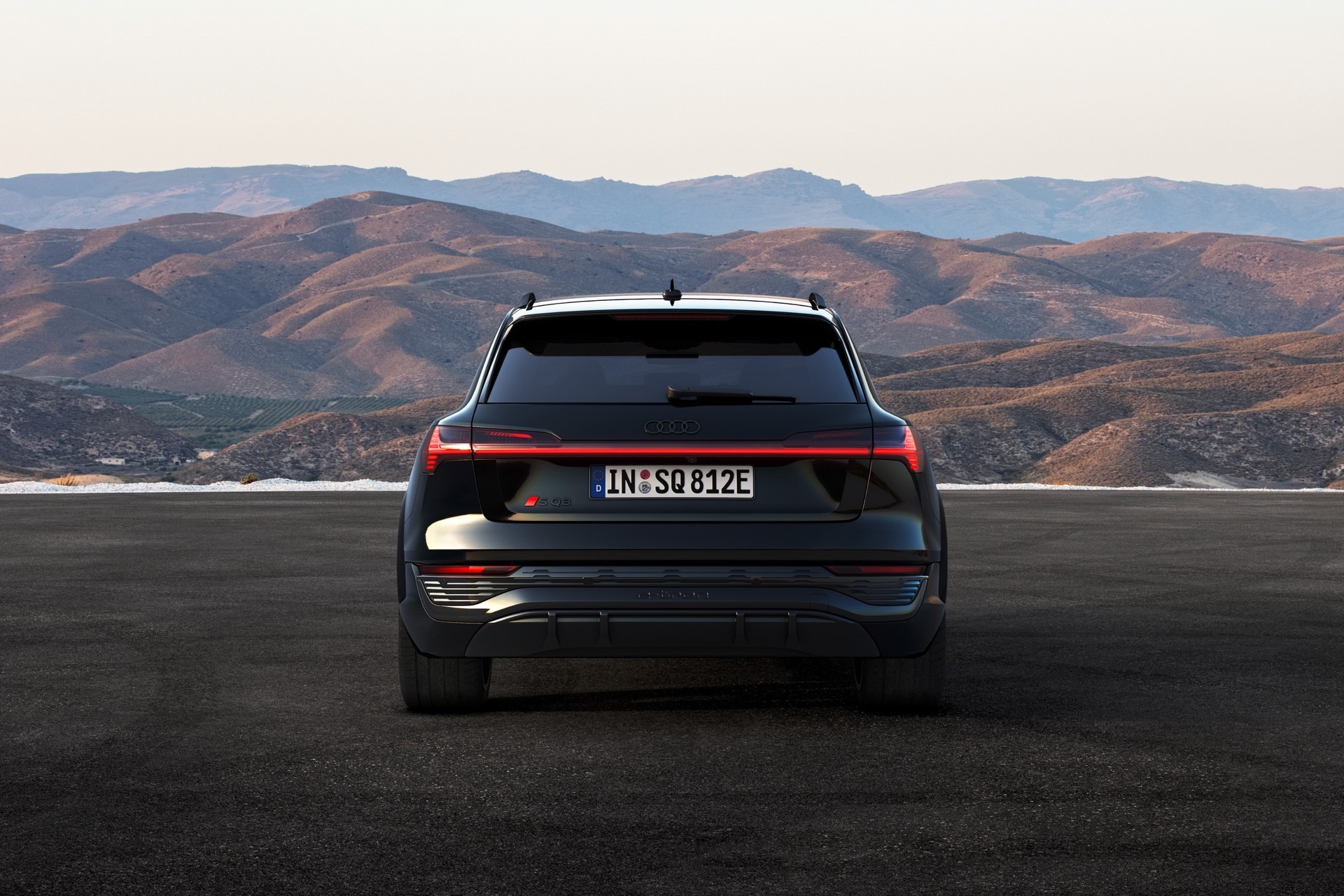Vista trasera del Audi Q8 e-tron destacando su diseño y luces LED.