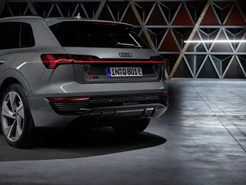 Vista trasera-lateral del Audi Q8 e-tron resaltando su diseño y luces led