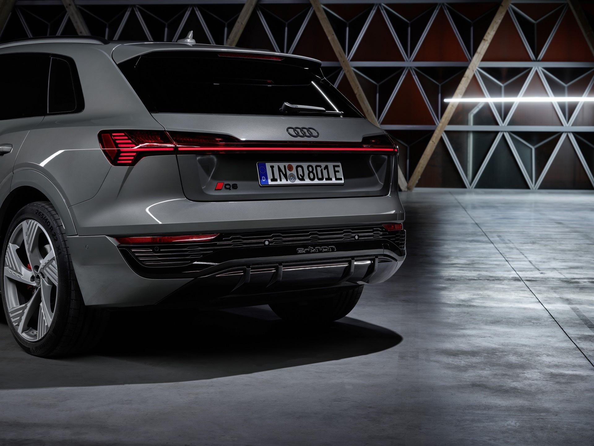 Vista trasera-lateral del Audi Q8 e-tron resaltando su diseño y luces led