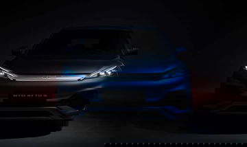 Vista frontal del BYD Atto 3 destacando su diseño de iluminación LED.