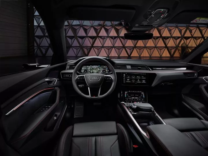Vista del habitáculo lujoso del Audi Q8 e-tron con acabados de alta calidad.