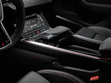 Vista de la consola central del Audi Q8 e-tron con pantalla táctil.
