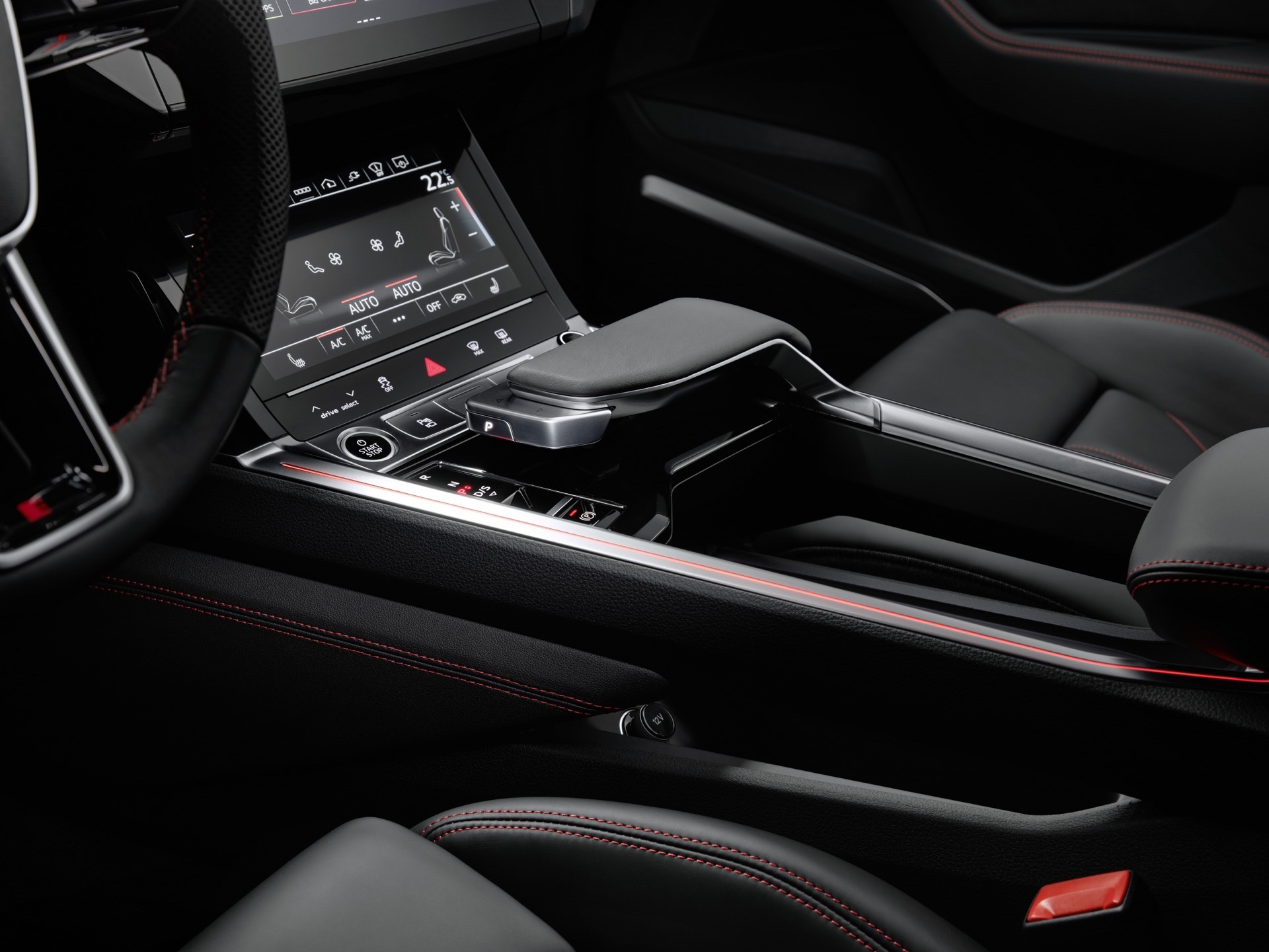 Vista de la consola central del Audi Q8 e-tron con pantalla táctil.