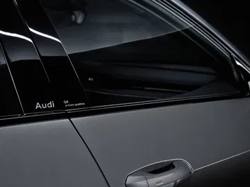 Vista en detalle de la insignia Audi e-tron en el lateral.