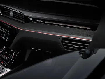 Vista cercana de la consola y salidas de aire del Audi Q8 e-tron.