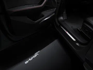 Vista del umbral de la puerta con iluminación y la inscripción ‘e-tron’.