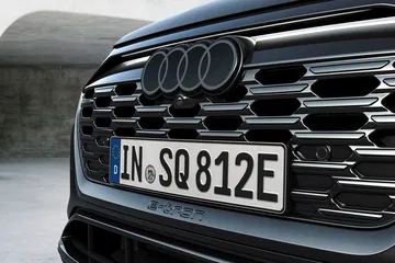 Vista cercana de la parrilla del Audi Q8 e-tron, estilizada y contemporánea.