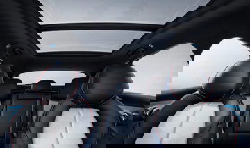 Techo panorámico y asientos en diseño envolvente del BYD Atto 3.