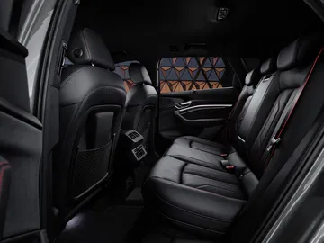 Vista exclusiva de la configuración de asientos traseros del Audi Q8 e-tron.