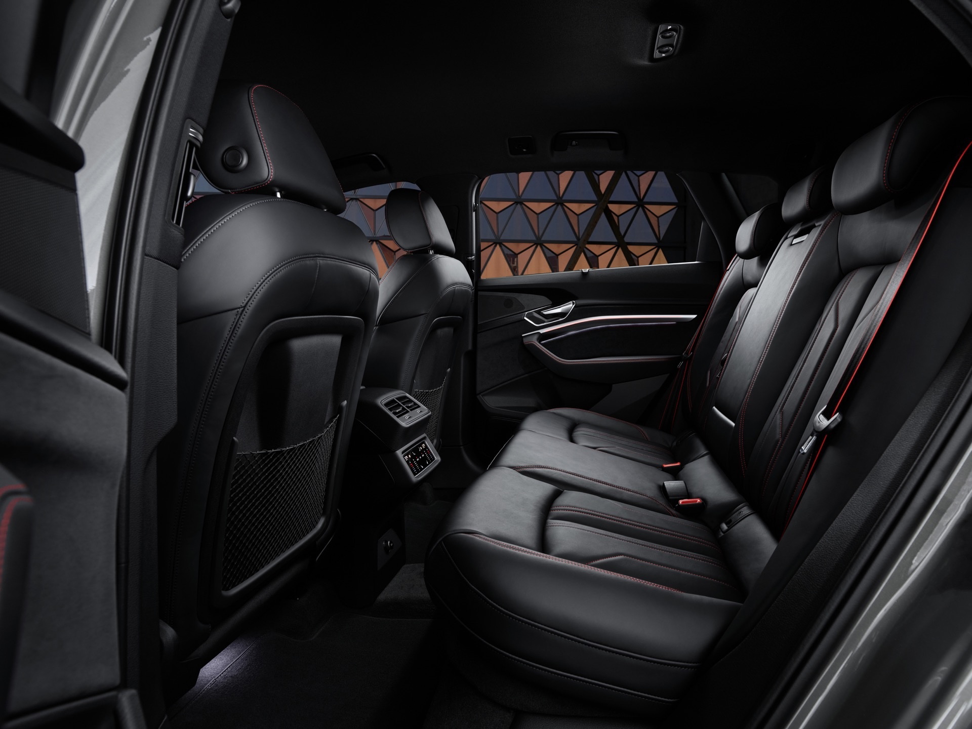 Vista exclusiva de la configuración de asientos traseros del Audi Q8 e-tron.