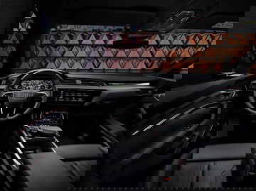 Vista del volante y panel de instrumentos digitales del Audi Q8 e-tron.