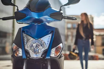 Kymco Agility 125 Azul Movimiento 11