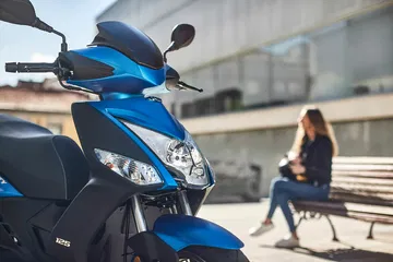 Kymco Agility 125 Azul Movimiento 12