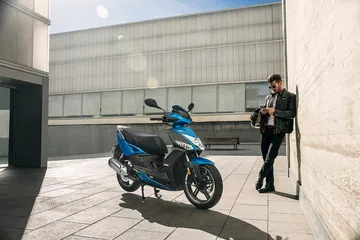 Kymco Agility 125 Azul Movimiento 19