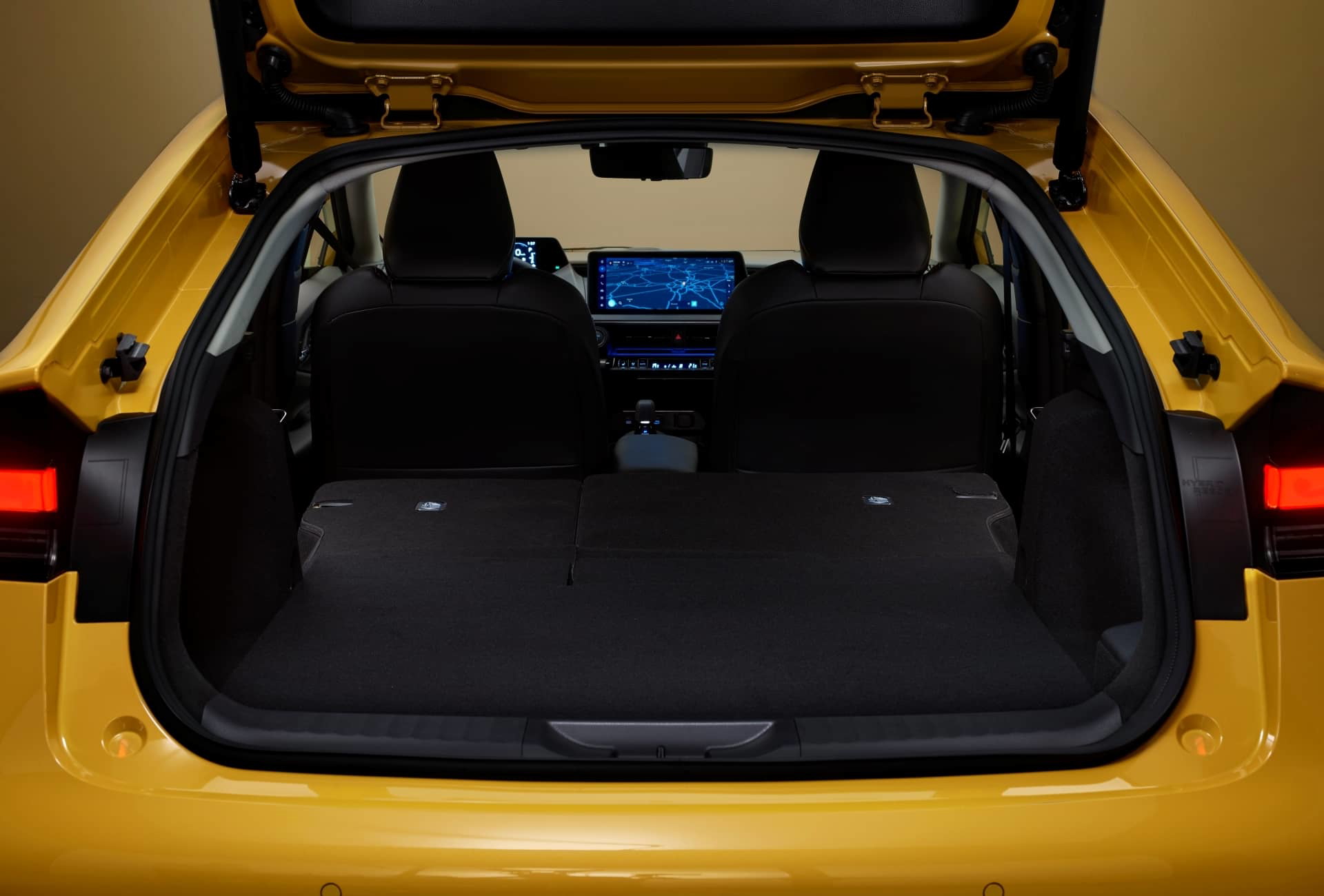Toyota Prius Phev 2023 25