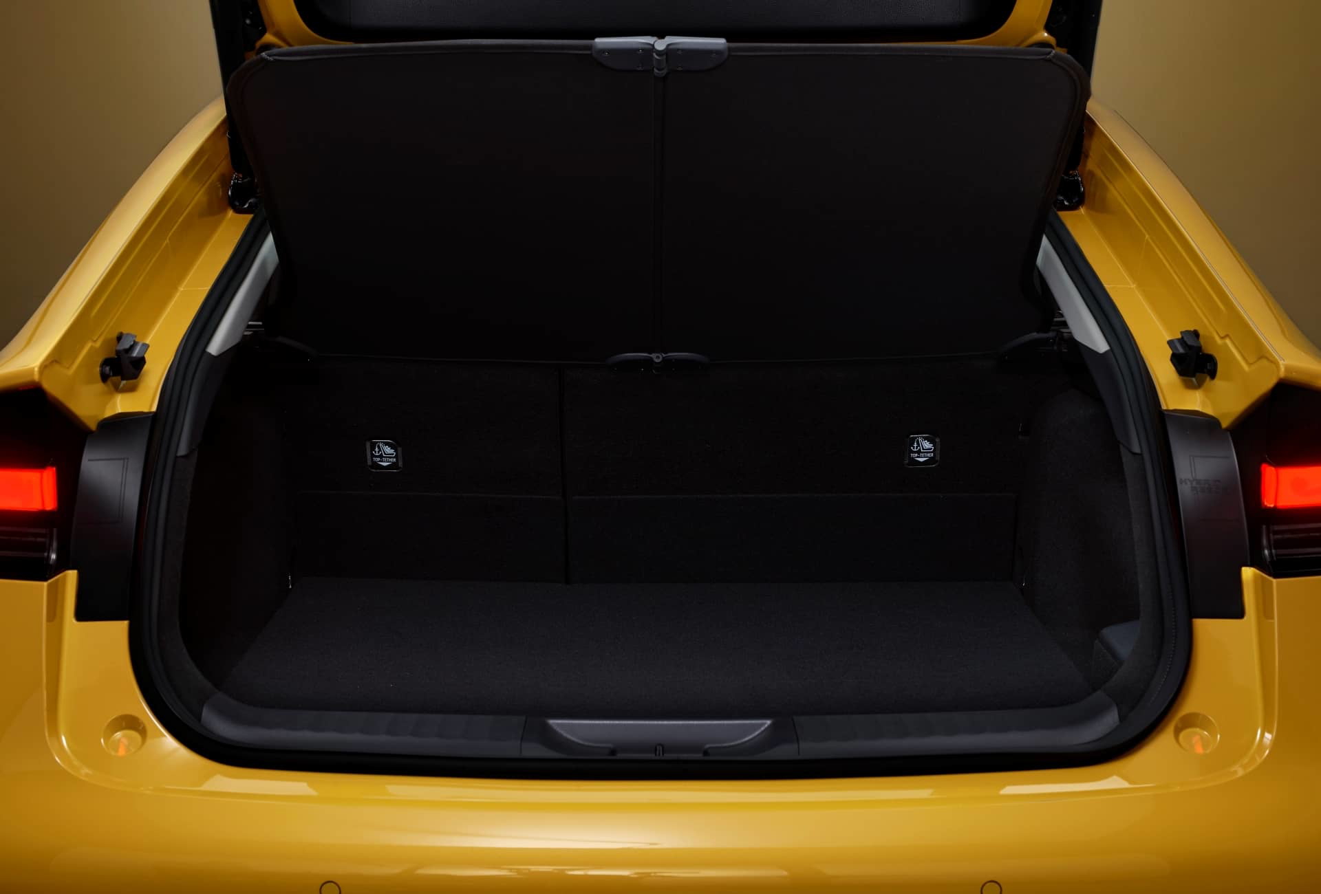 Toyota Prius Phev 2023 26