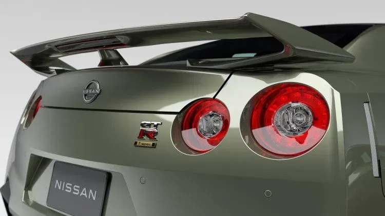 Nissan revela novo GT-R reestilizado com duas versões especiais