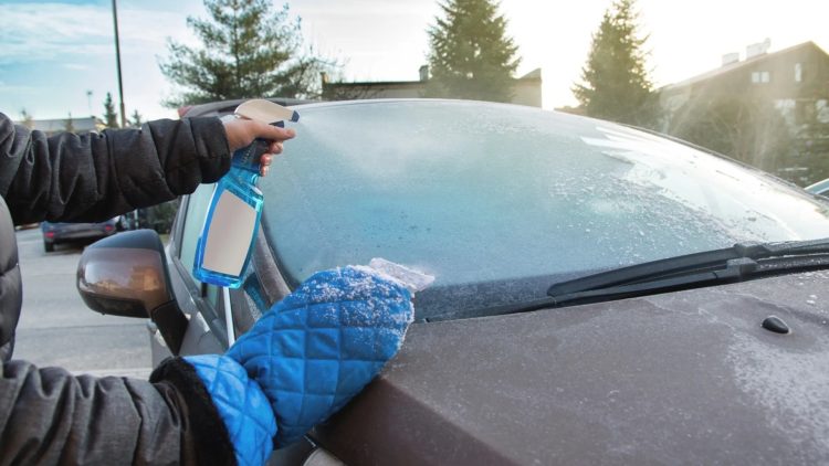El rascador de parabrisas se ha convertido en la herramienta más útil para  el conductor en el invierno