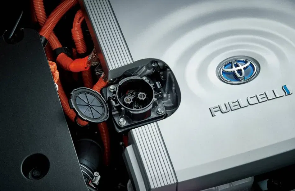 toyota-mirai-pila-de-combustible-conector-externo-63c7a9f6e8612-950x616.webp