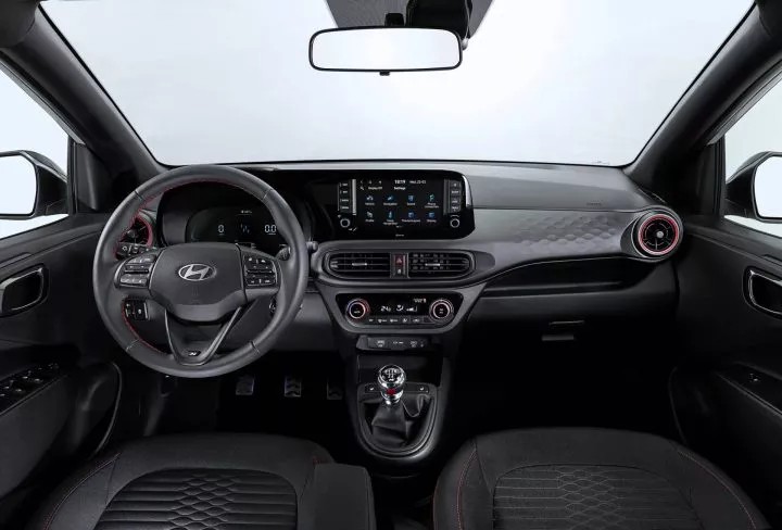 Vista frontal del panel de instrumentos y volante del Hyundai i10.