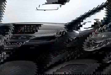 Vista frontal del panel de instrumentos y volante del Hyundai i10.