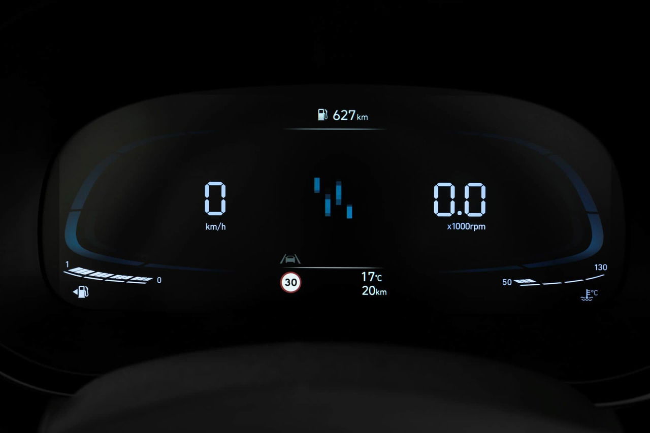 Vista del cuadro de instrumentos digital del Hyundai i10, claridad y simplicidad.