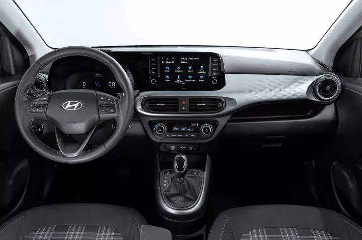 Vista detallada del salpicadero del Hyundai i10 destacando su ergonomía.