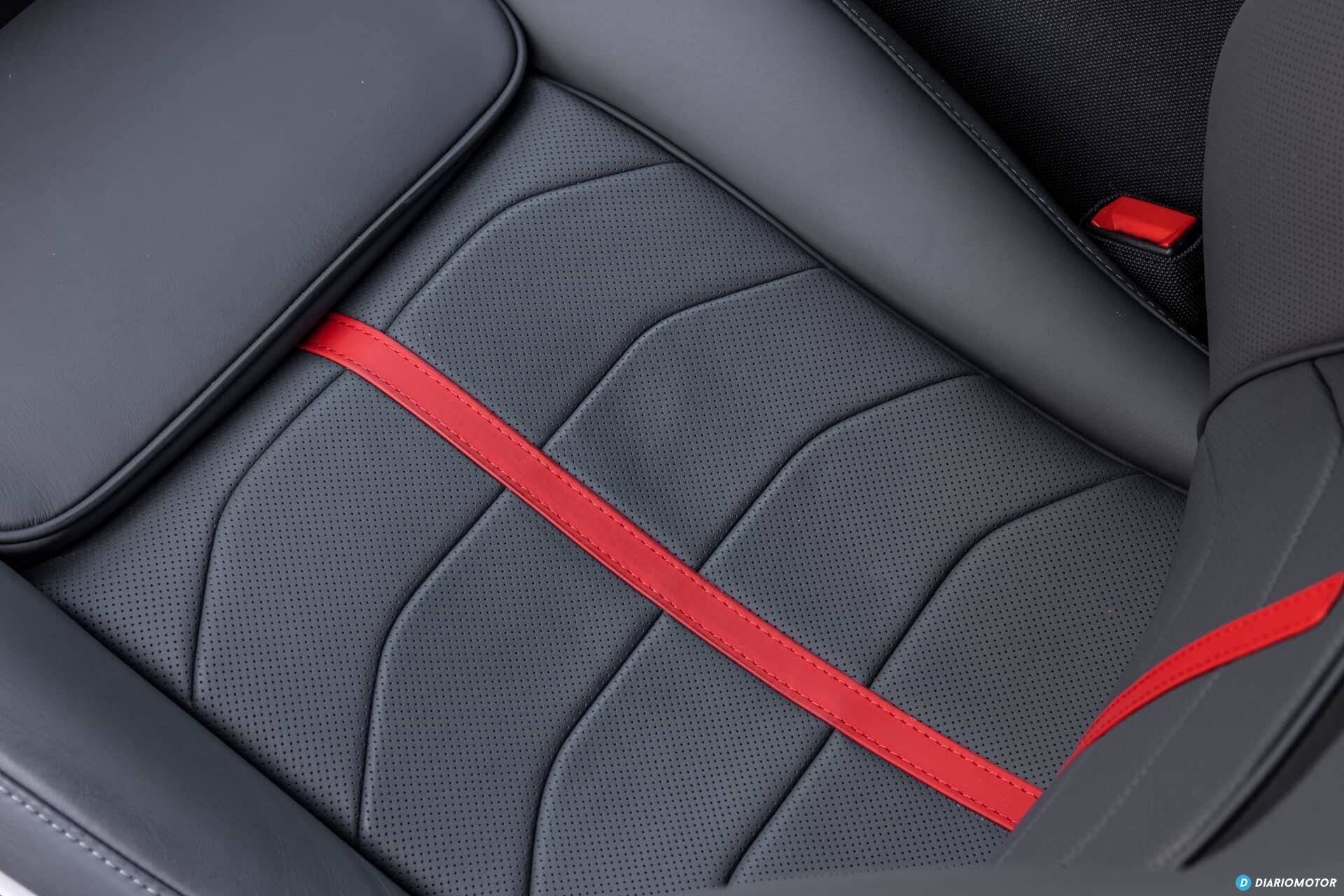 Vista cercana de la tapicería de cuero con costuras rojas del Ferrari Purosangue.