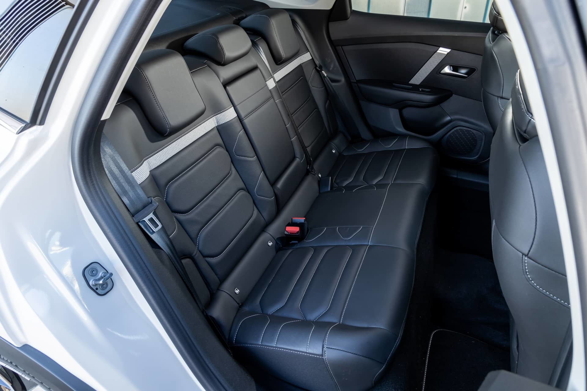 Vista de los asientos de cuero del Citroën C4 X, confort y estilo.