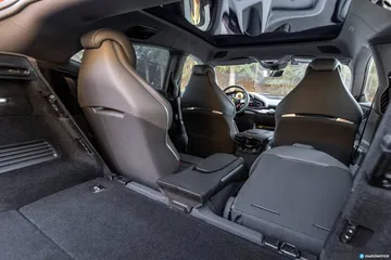 Confortables asientos deportivos del Ferrari Purosangue, acabados premium.