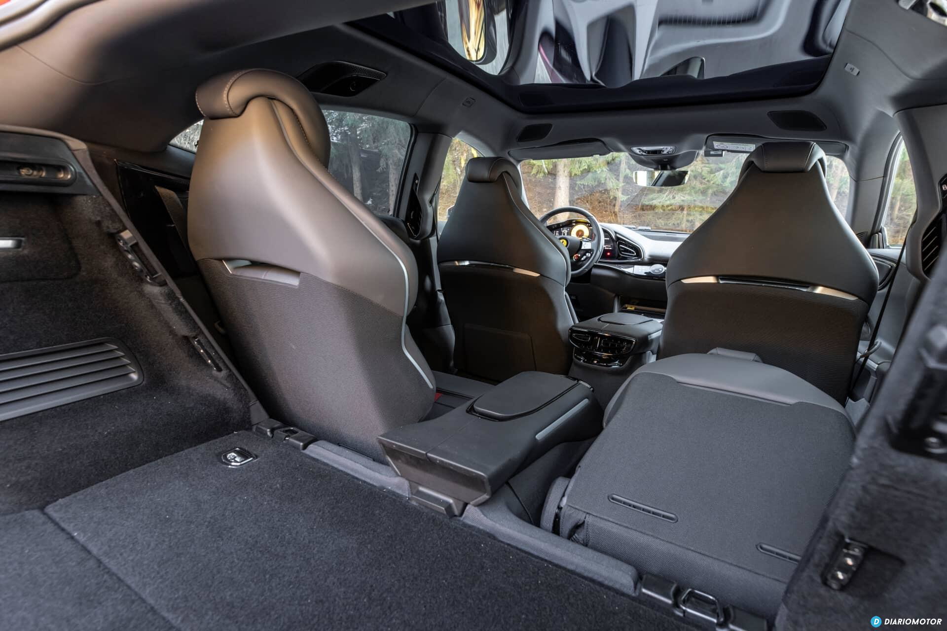 Confortables asientos deportivos del Ferrari Purosangue, acabados premium.