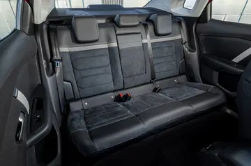 Vista de los asientos traseros del Citroën C4 X, amplios y con acabado en tela.