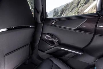 Vista lateral de los asientos traseros con acabados de primera.