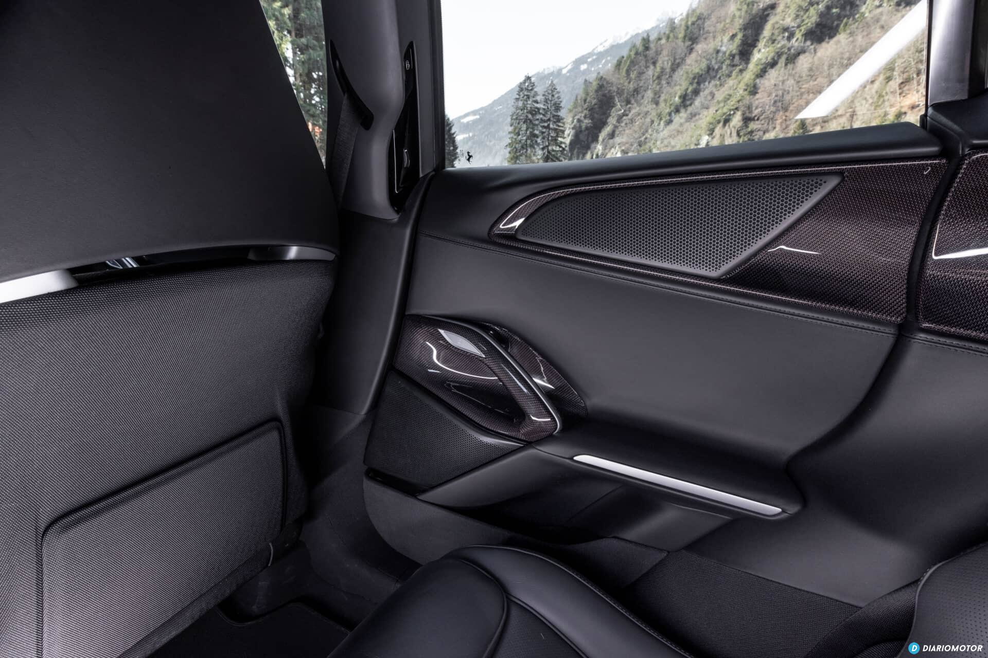 Vista lateral de los asientos traseros con acabados de primera.