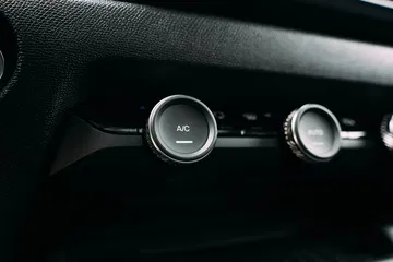 Vista de los relojes analógicos del Citroën C4 X, diseño clásico.