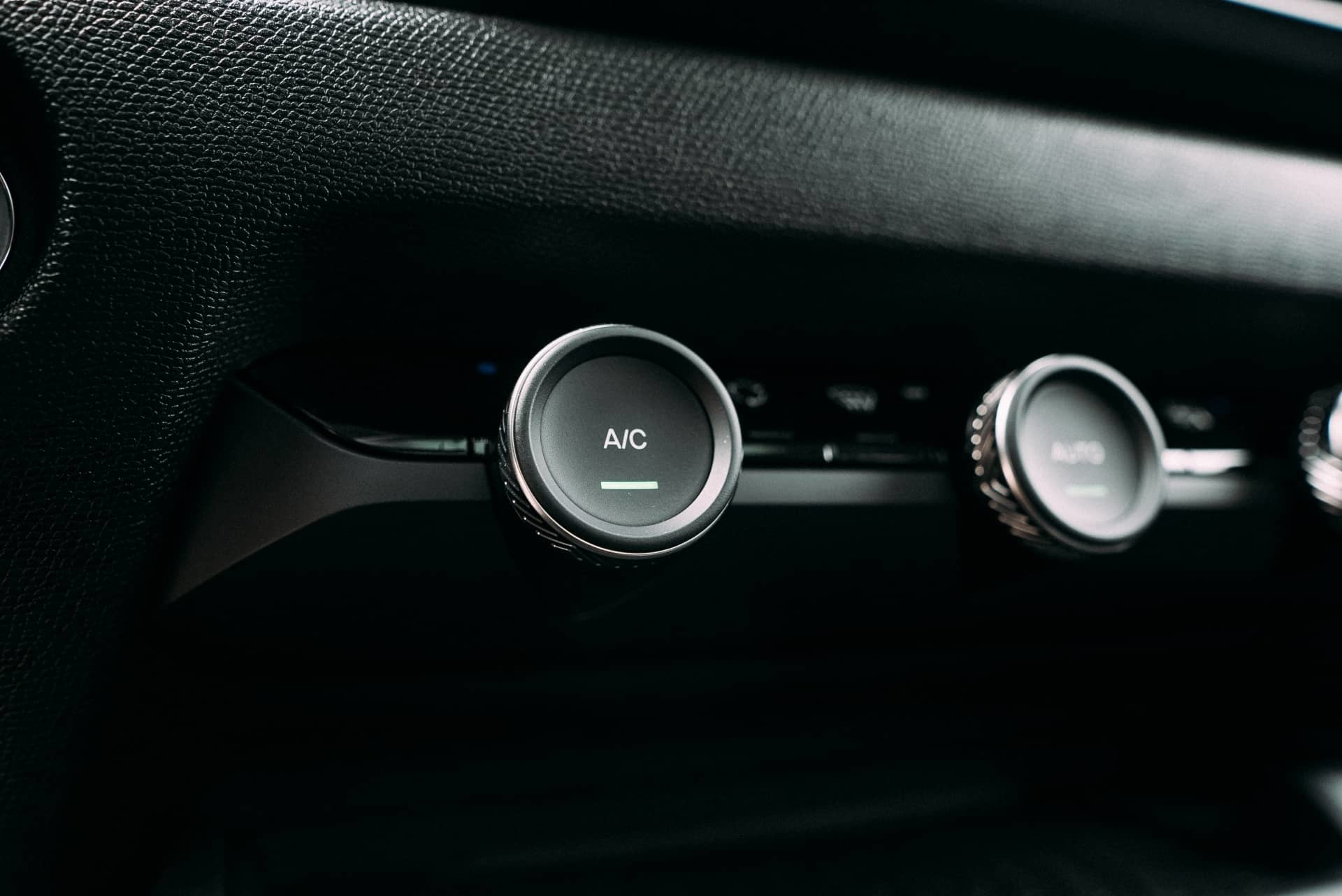 Vista de los relojes analógicos del Citroën C4 X, diseño clásico.