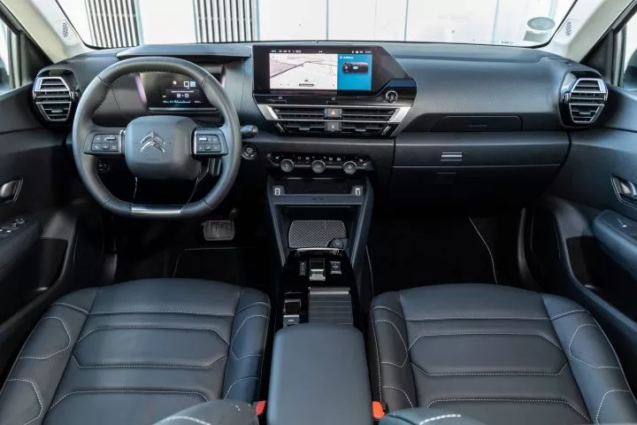 Vista detallada del interior del Citroën C4 X, destacando su ergonomía y diseño.