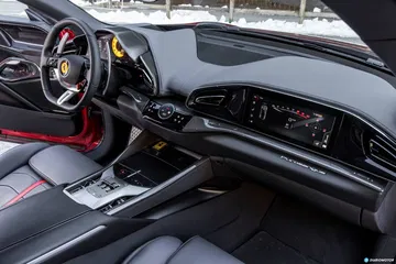 Vista completa de la cabina del Ferrari Purosangue, lujo y tecnología.