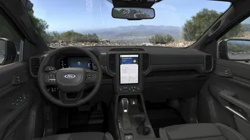 Vista detallada del puesto de conducción del Ford Ranger, destacando su ergonomía.