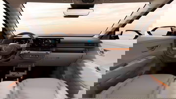 Vista delantera de la cabina del Hyundai Kona, mostrando el diseño y acabados.