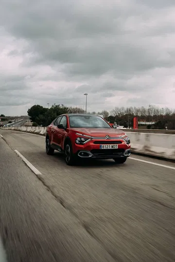Citroën C4 X en acción, vista lateral que muestra su diseño fluido.