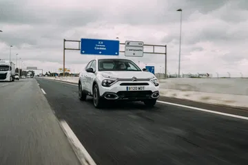 Vista dinámica del Citroën C4 X, destacando su diseño fluido.