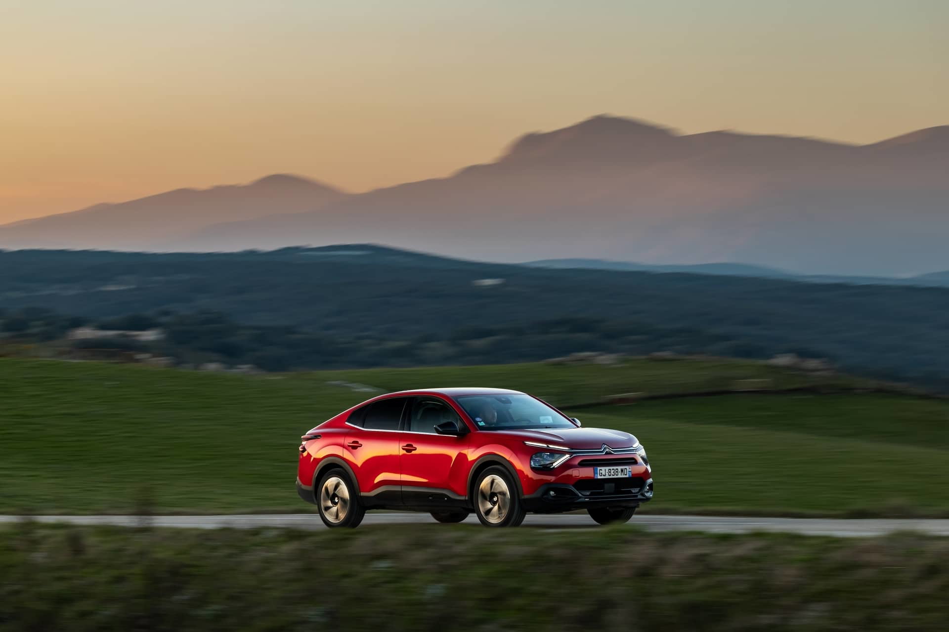 Perfil dinámico del Citroën C4 X en movimiento, destacando su diseño fluido.