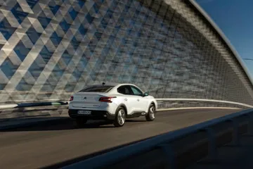 Vista dinámica lateral del Citroën C4 X en movimiento.